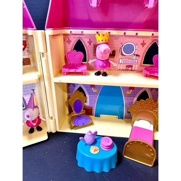 Peppa Pig Peppa's Princess Castle Deluxe Playset 4 royal figures bed chairs - Picture 3 of 8